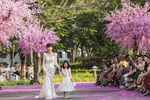 Xuân Lan và bé Thỏ diện đầm trắng làm vedette cho Văn Thành Công