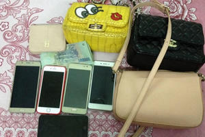 Điều tra nhóm người nghi móc túi ở đường hoa Nguyễn Huệ