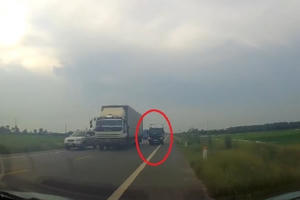 Video: Sự liều lĩnh của tài xế xe tải khiến nhiều người xem phải rùng mình