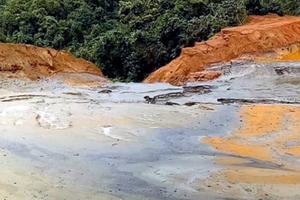 Nghệ An: Đập chứa bùn thải bị vỡ chỉ được đắp bằng đất