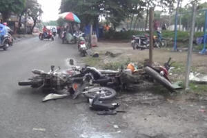 TP HCM: Xe máy gãy đôi sau va chạm, 3 người bị thương nặng