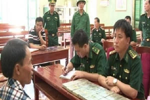 Lạng Sơn: Bị bắt khi đang vận chuyển 14 bánh heroin Lạng Sơn: Bị bắt khi đang vận chuyển 14 bánh heroin