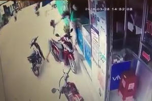 Tên cướp gí dao giật điện thoại của người phụ nữ trong vài giây