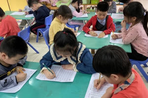 Phụ huynh “đua nhau” cho con học trước lớp 1: Nên hay không?