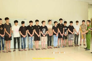 Hỗn chiến bằng vỏ chai bia và gậy bóng chày, 1 người tử vong