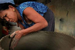 Những người phụ nữ giữ gìn mạch sống của các làng nghề Những người phụ nữ giữ gìn mạch sống của các làng nghề