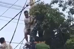 Người đàn ông bị điện cao thế phóng trúng treo lơ lửng trên cao Người đàn ông bị điện cao thế phóng trúng treo lơ lửng trên cao