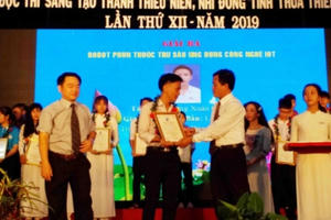 Học sinh tự chế robot phun thuốc sâu