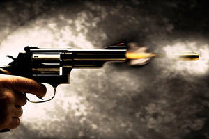 Ghen tuông mù quáng, gã đàn ông mang súng truy sát bạn gái lúc nửa đêm