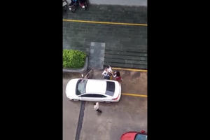 [Clip]: Đang bế con trên tay, chồng vẫn lao vào đánh đập vợ dã man