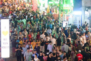 Hàng nghìn người đổ về phố đi bộ Bùi Viện đêm khai trương