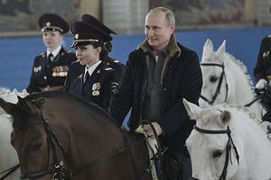 Tổng thống Nga Putin cưỡi ngựa đến chúc mừng nữ cảnh sát ngày 8/3