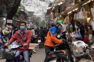 Chen chân lựa quà, 'đỏ mắt' kiếm chỗ uống cà phê dịp 8/3