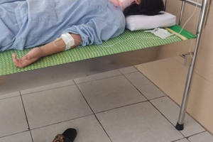Hà Nội: Nữ sinh lớp 8 bị bạn đánh chấn thương cột sống