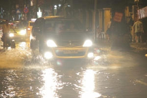 Hà Nội: Nhiều con phố ngập nước sau cơn mưa!