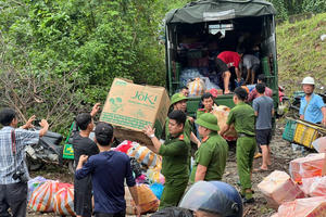 Vượt sông Tranh, mang hơn 10 tấn hàng hóa đến với bà con vùng tâm lũ Trà Leng