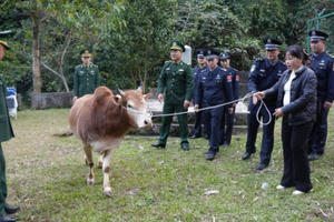 Lực lượng chức năng Cao Bằng trao trả cho bị hại người Trung Quốc trong vụ án trộm cắp tài sản