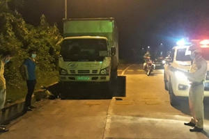 Tài xế xe "luồng xanh" dừng xe trên đường, nướng mực để... nhậu