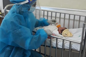 Ca mổ đẻ đặc biệt, đón bé gái chào đời tại phòng mổ dã chiến