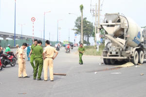 TP HCM: Xe bồn ôm cua cán nữ công nhân tử vong thương tâm