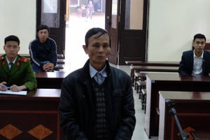 Cầm dao đuổi mẹ ra khỏi nhà rồi đập phá tài sản