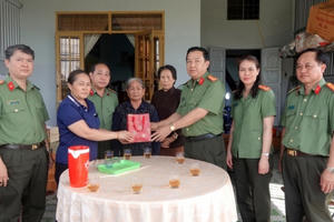 Công an tỉnh Bình Thuận thăm hỏi thân nhân các gia đình liệt sĩ tại Đắk Lắk