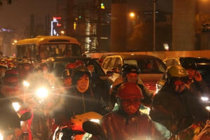 Đường Hồ Tùng Mậu kẹt cứng giờ cao điểm vì “lô cốt”
