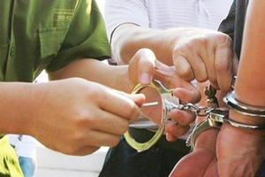 Bắt giam nguyên Chủ tịch UBND xã do sử dụng bằng giả