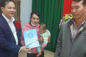 Tặng sổ BHXH, thẻ BHYT cho người dân có hoàn cảnh khó khăn tại Đắk Lắk