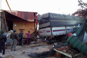 Lâm Đồng: Xe tải lao vào nhà lúc rạng sáng, cả gia đình thoát chết