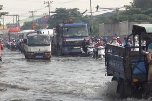 Giao thông hỗn loạn nhiều giờ vì triều cường dâng cao tại TP HCM