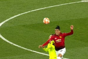 [Clip]: Messi chảy máu sau cú va chạm với Smalling