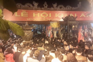 Ban tổ chức tiến hành phát ấn đền Trần vào 5h sáng ngày 11/2