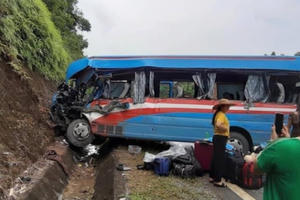 Tuyên Quang: Xe khách va chạm với xe đầu kéo, hơn 10 người nhập viện cấp cứu