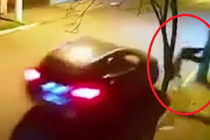 Clip: Kinh hoàng cảnh ô tô "húc" trực diện người đàn ông bắn lên vỉa hè, nằm bất động