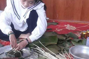 Gói bánh chưng dịp Tết - Lưu giữ hồn Tết Việt