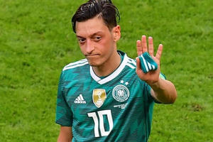 Mesut Ozil tuyên bố chia tay đội tuyển Đức