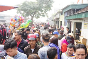 Chen chân đi chợ phiên thuần quê lớn nhất trong năm