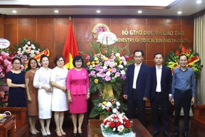 Thứ trưởng Đặng Hoàng Oanh chúc mừng Bộ Giáo dục và Đào tạo nhân ngày 20/11 Thứ trưởng Đặng Hoàng Oanh chúc mừng Bộ Giáo dục và Đào tạo nhân ngày 20/11