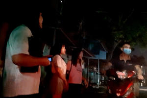 Hà Nội: "Phố đèn đỏ" nhộn nhịp giữa mùa dịch