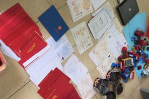 Triệt phá đường dây làm giấy tờ, văn bằng giả tại TPHCM