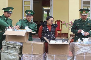 Bắt giữ đối tượng vận chuyển hơn 2.000 lọ kem dưỡng da nhập lậu từ Trung Quốc