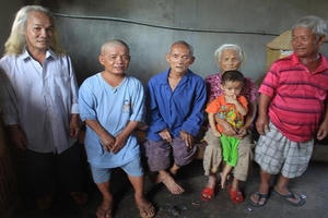 Chuyện về gia đình những chú lùn nghèo khó, nghĩa tình