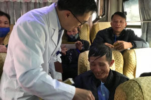 32 “chuyến xe yêu thương” đưa 1000 bệnh nhân về quê ăn Tết