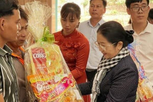 TP Hồ Chí Minh nghiêm cấm cán bộ tặng quà Tết cho cấp trên trong dịp Tết TP Hồ Chí Minh nghiêm cấm cán bộ tặng quà Tết cho cấp trên trong dịp Tết