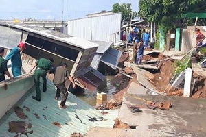 Sạt lở nghiêm trọng bờ sông Nha Mân, 5 ngôi nhà bị sụt, chìm xuống nước