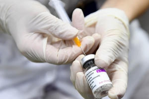 Hỏi đáp vắc xin Covid-19: Người bị dị ứng, có bệnh nền có được tiêm không? Hỏi đáp vắc xin Covid-19: Người bị dị ứng, có bệnh nền có được tiêm không?