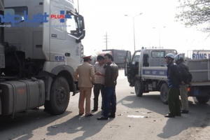 Cẩm Giàng (Hải Dương): Một người bị xe tải cuốn vào gầm, cán nát chân