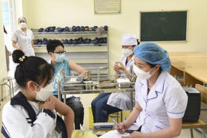 Những biện pháp nào được triển khai để đảm bảo an toàn tiêm chủng cho trẻ?