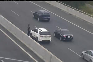 Clip: Nữ tài xế thản nhiên dừng đỗ xe chụp ảnh trên cao tốc Hà Nội – Hải Phòng